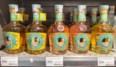 Grand Bay, Mauritius - 29 Ocak 2025: Lazy Dodo Pineapple ve Vanilla, Greyfurt ve Litchi ve Passionfruit ve Mango romu. Yüksek kalite fotoğraf