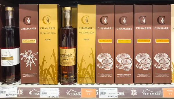Grand Bay, Mauritius - 29 Ocak 2025: Chamarel Vanilla Likör, Premium Gold Rum ve Hindistan cevizi likörü hediye kutularında sergilenmektedir. Yüksek kalite fotoğraf