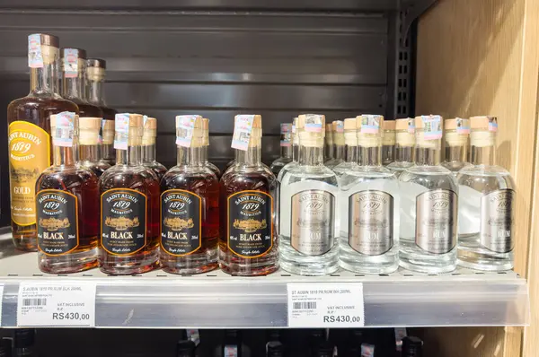 Grand Bay, Mauritius - 29 Ocak 2025: Saint Aubin 1819 Black Spirit ve Premium White Rum 'un küçük 200 ml şişelerinin sergilendiği perakende rafı. Yüksek kalite fotoğraf
