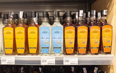 Grand Bay, Mauritius - 29 Ocak 2025: Vanilya, Hindistan cevizi ve kahve aromalı Saint Aubin 1819 Klasik Ruh aralığında perakende satışı. Yüksek kalite fotoğraf