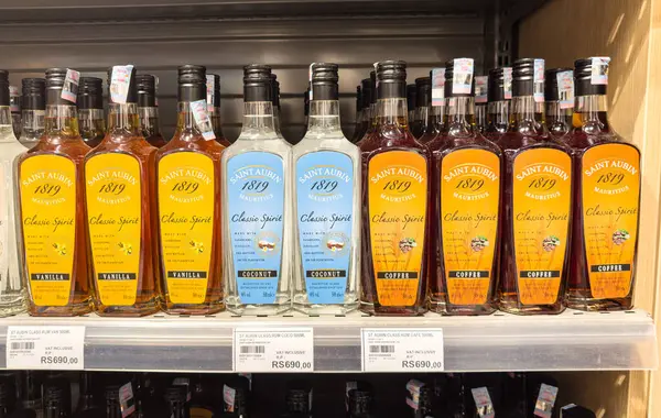 Grand Bay, Mauritius - 29 Ocak 2025: Vanilya, Hindistan cevizi ve kahve aromalı Saint Aubin 1819 Klasik Ruh aralığında perakende satışı. Yüksek kalite fotoğraf