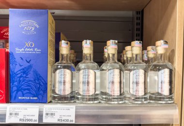 Grand Bay, Mauritius - 29 Ocak 2025 Saint Aubin XO Single Estate Rum kutusu ve Saint Aubin Premium White Rum şişelerinin sergilendiği perakende rafı. Yüksek kalite fotoğraf