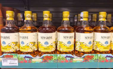 Grand Bay, Mauritius - 29 Ocak 2025: Birçok şişe New Grove Vanilla Rum Likörü perakende satış rafında dizilmiş. Yüksek kalite fotoğraf