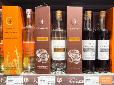 Grand Bay, Mauritius - 29 Ocak 2025: Double Distilled Rum, Coconut Liqueur ve Coffee Liqueur dahil olmak üzere Chamarel ruhları çeşidi. Yüksek kalite fotoğraf