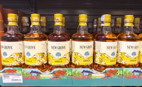 Grand Bay, Mauritius - 29 Ocak 2025: Birçok şişe New Grove Vanilla Rum Likörü perakende satış rafında dizilmiş. Yüksek kalite fotoğraf