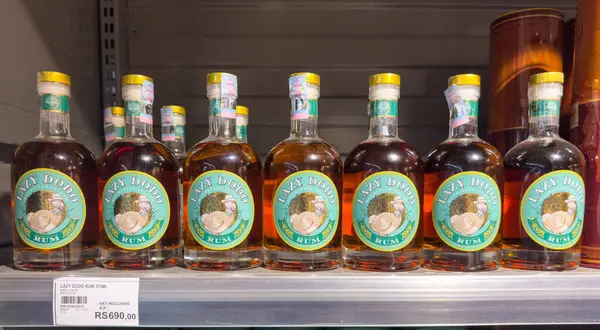 Grand Bay, Mauritius - 29 Ocak 2025: Tembel Dodo Single Estate Rum stoklandı. Yüksek kalite fotoğraf