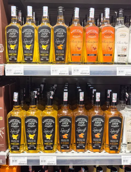 Grand Bay, Mauritius - 29 Ocak 2025: Çeşit çeşit Saint Aubin: Banane Flambee, Tuzlu Karamel, Baharatlı Klasik Ruh ve Klasik Beyaz Rom şişeleri. Yüksek kalite fotoğraf