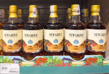 Grand Bay, Mauritius - 29 Ocak 2025: Birkaç şişe New Grove Cafe Rum Likörü süpermarket rafında sergilendi. Yüksek kalite fotoğraf