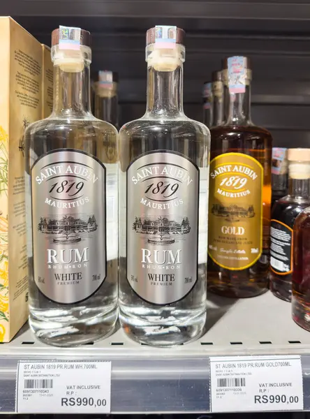 Grand Bay, Mauritius - 29 Ocak 2025: Saint Aubin 1819 Premium White Rum 50 ABV şişeleri perakende rafında belirgin bir şekilde sergilendi. Yüksek kalite fotoğraf