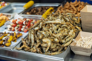 Canlı bir sokak lokantası, kızarmış balık, ızgara sebze ve diğer lezzetli atıştırmalıklar. Yüksek kalite fotoğraf