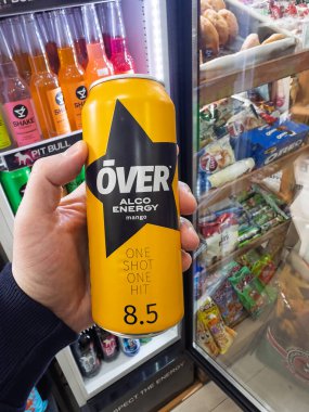 Kyiv, Ukrayna - 17 Temmuz 2025: Elle kavrama Alco Energy konservesi serin ekranın önünde itici güç yakalama ve gitme anı. Yüksek kalite fotoğraf