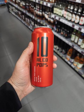 Kyiv, Ukrayna - 5 Temmuz 2025: 10 ALCO POPS Amore 'dan canlı kırmızı bir kutu tutmak, alkolik olmaya hazır popüler bir seçim. Yüksek kalite fotoğraf