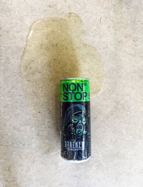 Kyiv, Ukrayna - 05 Temmuz 2025: Stalker enerji içeceği ve modern reklam kavramları için uygun bir su birikintisi ile sakin yaşam kompozisyonu. Yüksek kalite fotoğraf