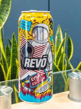 Kyiv, Ukrayna - 11 Ağustos 2025: İkinci Revo Limited Edition 'a yakın çekim, benzersiz bir astronot pop sanat tasarımı.