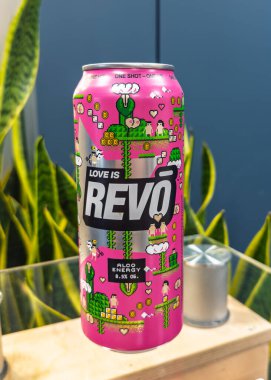 Kyiv, Ukrayna - 11 Ağustos 2025: Dördüncü Revo Limited Edition can, İkinci Aşk seridir, canlı pikseller için sanat oyunu tasarımı sergilenir.