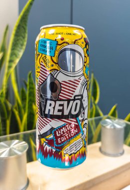 Kyiv, Ukrayna - 11 Ağustos 2025: Ayırt edici Revo Limited Edition, sanatsal uzay esinlenilmiş etiketini ikinci bir sürüm olarak sunarak odaklanabilir.