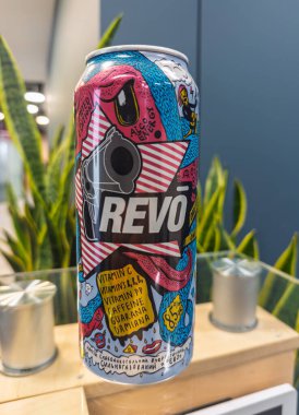 Kyiv, Ukrayna - 11 Ağustos 2025: Canlı graffiti tarzı sanat eserlerinin yer aldığı Revo Limited Edition 'un yakın çekimi.