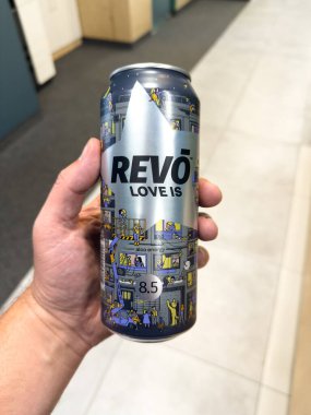 Kyiv, Ukrayna - 11 Ağustos 2025: Eşsiz Revo Limited Edition Love, apartman hayatı ve gençlik kültürü ile ilgili tasarımı vurguluyor.