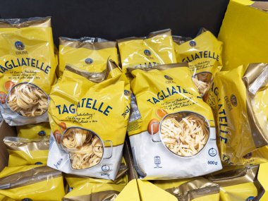 Budapeşte, Macaristan - 30 Temmuz 2025: Sarı perakende sergilenen Cucina Nobile Tagliatelle 500 gramlık paketlere yakın çekim. Yüksek kalite fotoğraf
