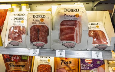 Budapeşte, Macaristan - 30 Temmuz 2025: Dobro Panceta ve salam şarküteri paketleri süpermarket raflarında sergilendi.
