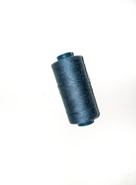 Beyaz arka planda izole edilmiş koyu mavi dikiş ipliği