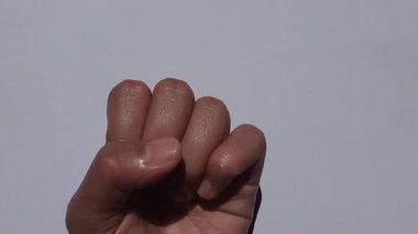 İnsan eli bir döngü içinde açılıp kapanıyor. Parmak hareketlerine ve arka plandaki el hareketlerine yakından bakın. Jest, iletişim, anatomi veya hareket kavramları için ideal.