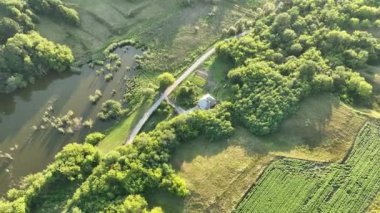 İHA 'dan göle ve günbatımına yakın bir köy evi. Yazın yeşil renklerde büyüleyici doğa. Köyde harika bir çiftlik..