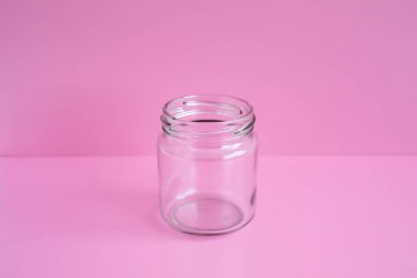 1 boş kavanoz, kapağı yok, pembe bir sahne, kapat.