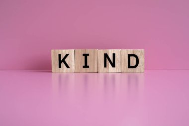 Tahta bloklar pembe arkaplan üzerinde 