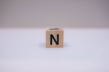 Tahta blok beyaz bir arka plan, eğitim konsepti, yakın plan 