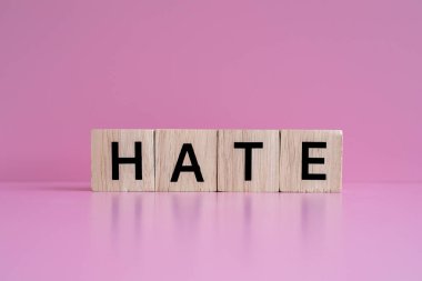 Tahta bloklar pembe arkaplana karşı 