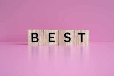 Tahta bloklar pembe arkaplan üzerinde 