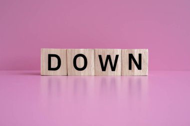 Ahşap bloklar pembe arkaplana karşı 