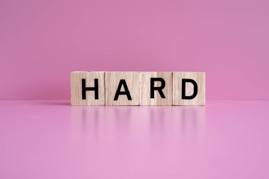 Tahta bloklar pembe arkaplana karşı 