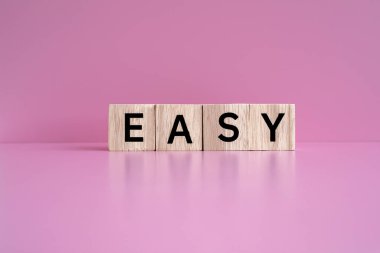 Tahta bloklar pembe arkaplana karşı 