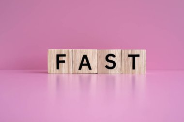 Tahta bloklar pembe arkaplana karşı 