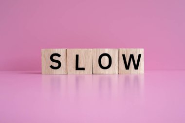 Tahta bloklar pembe arkaplana karşı 