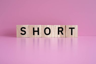 Tahta bloklar pembe arkaplana karşı 