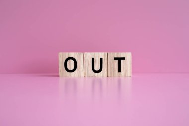 Tahta bloklar pembe arkaplan üzerinde 