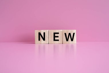 Tahta bloklar pembe arkaplana karşı 