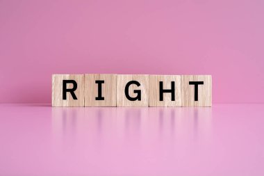 Tahta bloklar pembe arkaplanda 