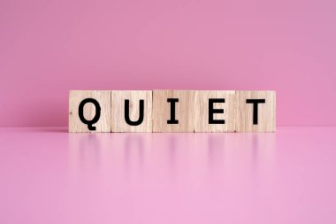 Tahta bloklar pembe bir arkaplan karşısında 