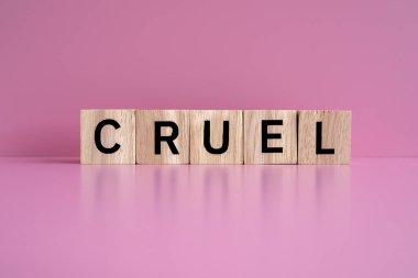 Tahta bloklar pembe arkaplana karşı 