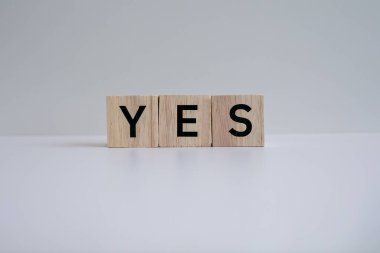 Tahta bloklar beyaz arkaplana karşı 