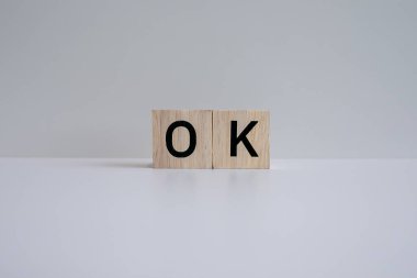 Tahta bloklar beyaz arkaplana karşı 