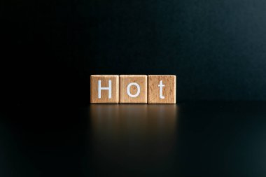 Tahta bloklar siyah arkaplan karşısında 