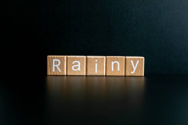 Tahta bloklar siyah arkaplan karşısında 