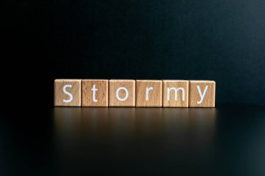 Tahta bloklar siyah arkaplana karşı 