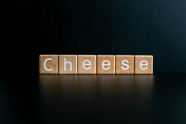 Tahta bloklar siyah arkaplana karşı 