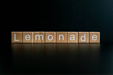 Tahta bloklar siyah arkaplana karşı 